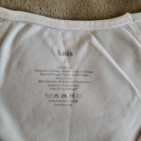 Knix sweat proof v neck tshirt - Picture 4 of 4